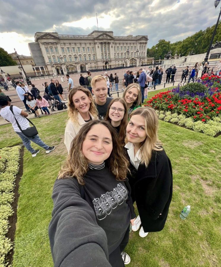 Isom (front) and friends pose in front of London’s Buckingham Palace.