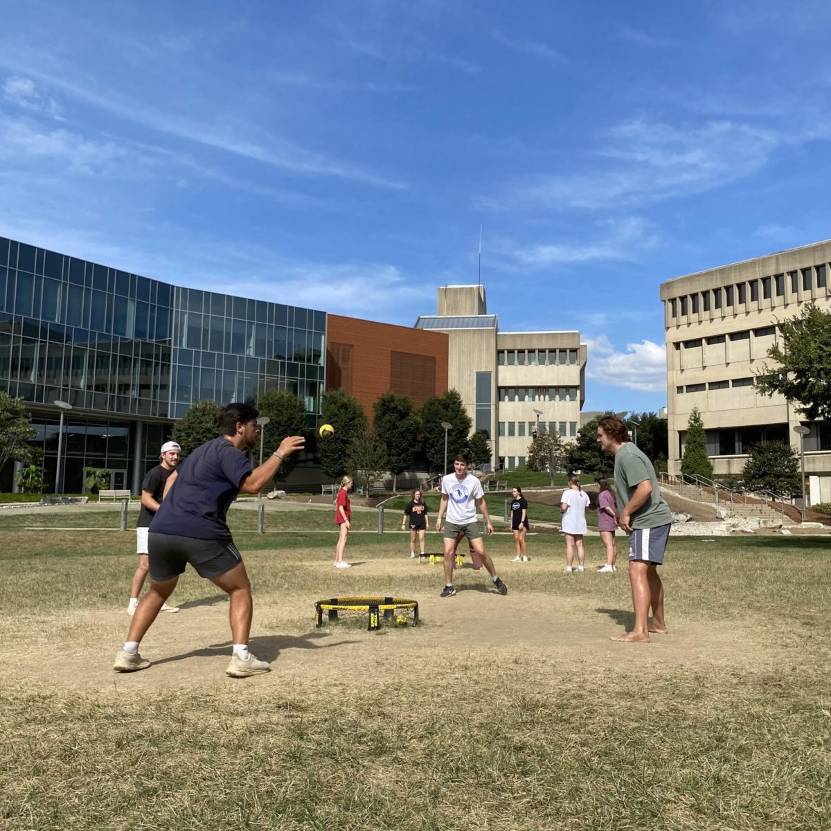 Players+gather+around+the+net+in+the+middle+of+a+game.+