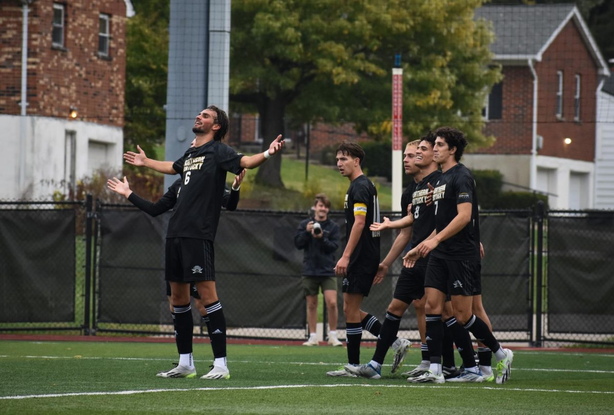 Simon+Knuewe+celebrates+his+goal