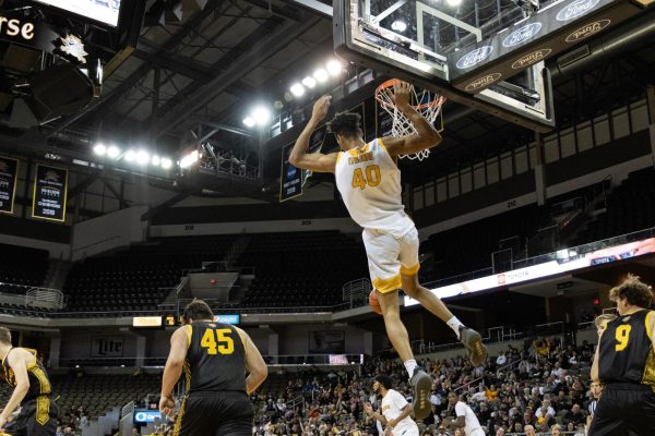 Keeyan Itejere dunking the ball.