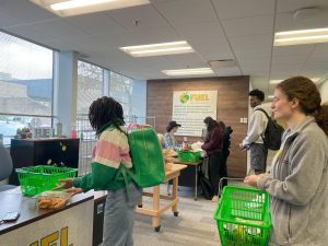 NKU students checking out groceries at FUEL NKU.