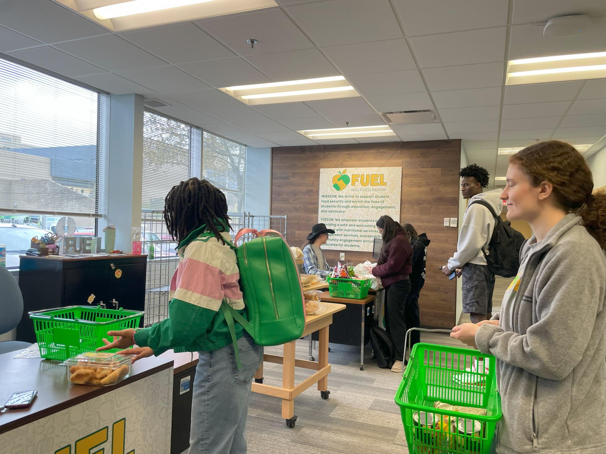 NKU students checking out groceries at FUEL NKU.