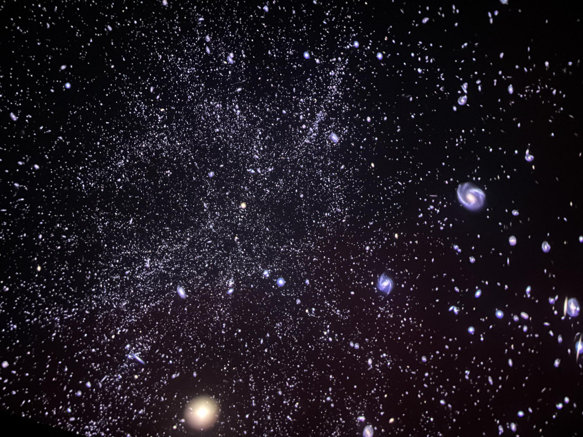 The planetarium projection displays a star-filled sky during the meditation session.